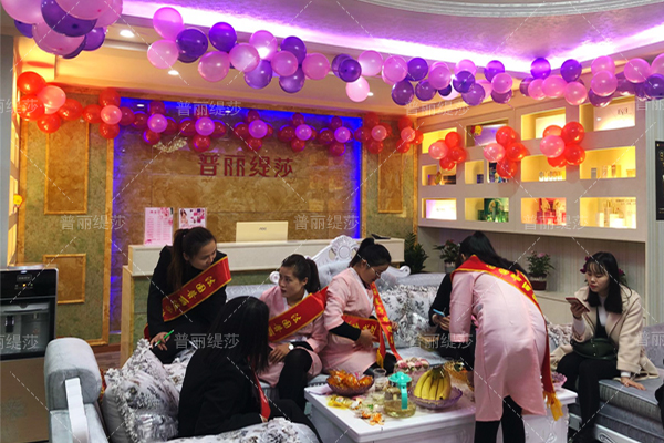 咸宁嘿嘿视频下载店前台和休息区